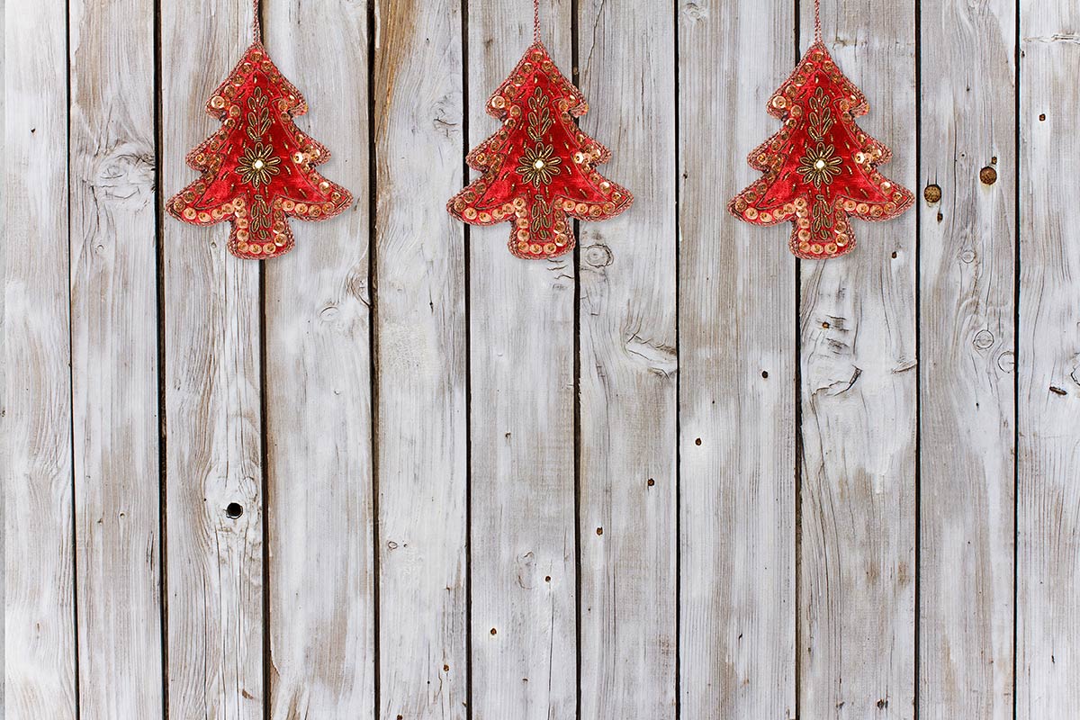 Weihnachtliche Wanddekoration mit Baumformen