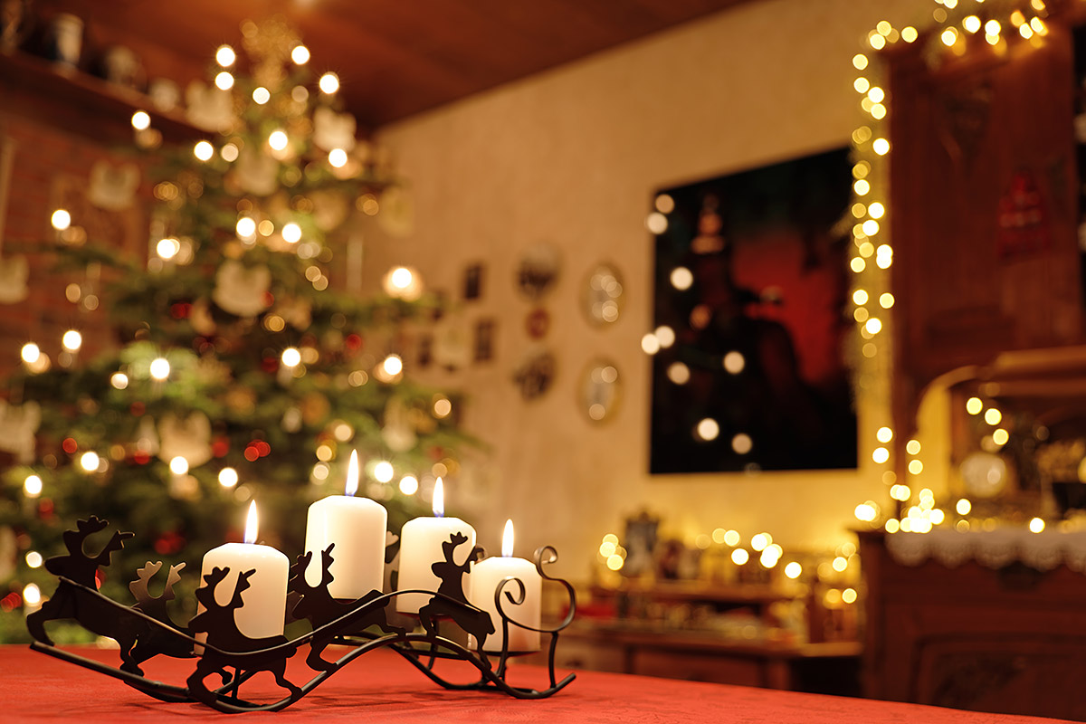 Weihnachtszimmer mit Adventskerzen, Weihnachtsbaum und LED Beleuchtung